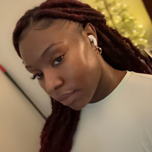 Meet your Posher, Tori - Picture 1 of 4